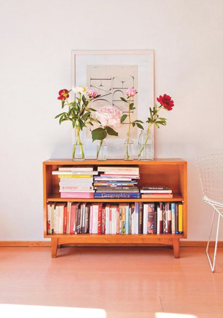 Estantes menores são ideais para espaços mais otimizados; além de acomodar bem os livros, ainda servem para objetos de decoração!