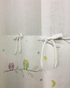 Detalhe da cortina de tecido feita especialmente para o quarto de bebê, na Ana Luiza Decorações.